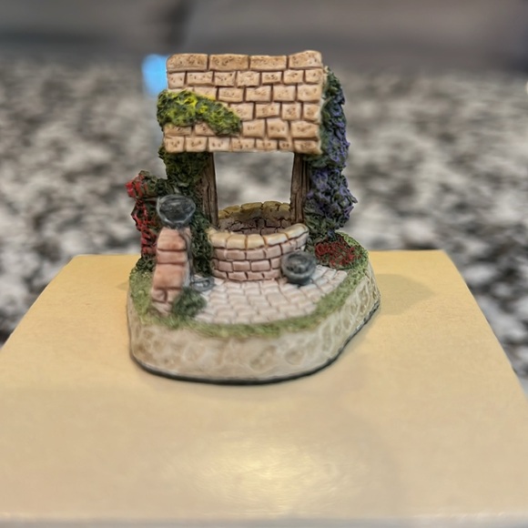 David Winter Cottage Cameos Penny Wishing Well - Picture 2 of 6